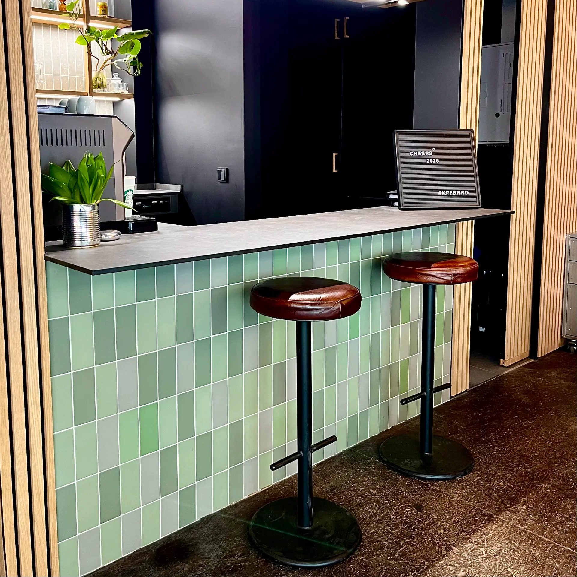 Studio-Bar mit Hockern im KOPFBRAND Büro